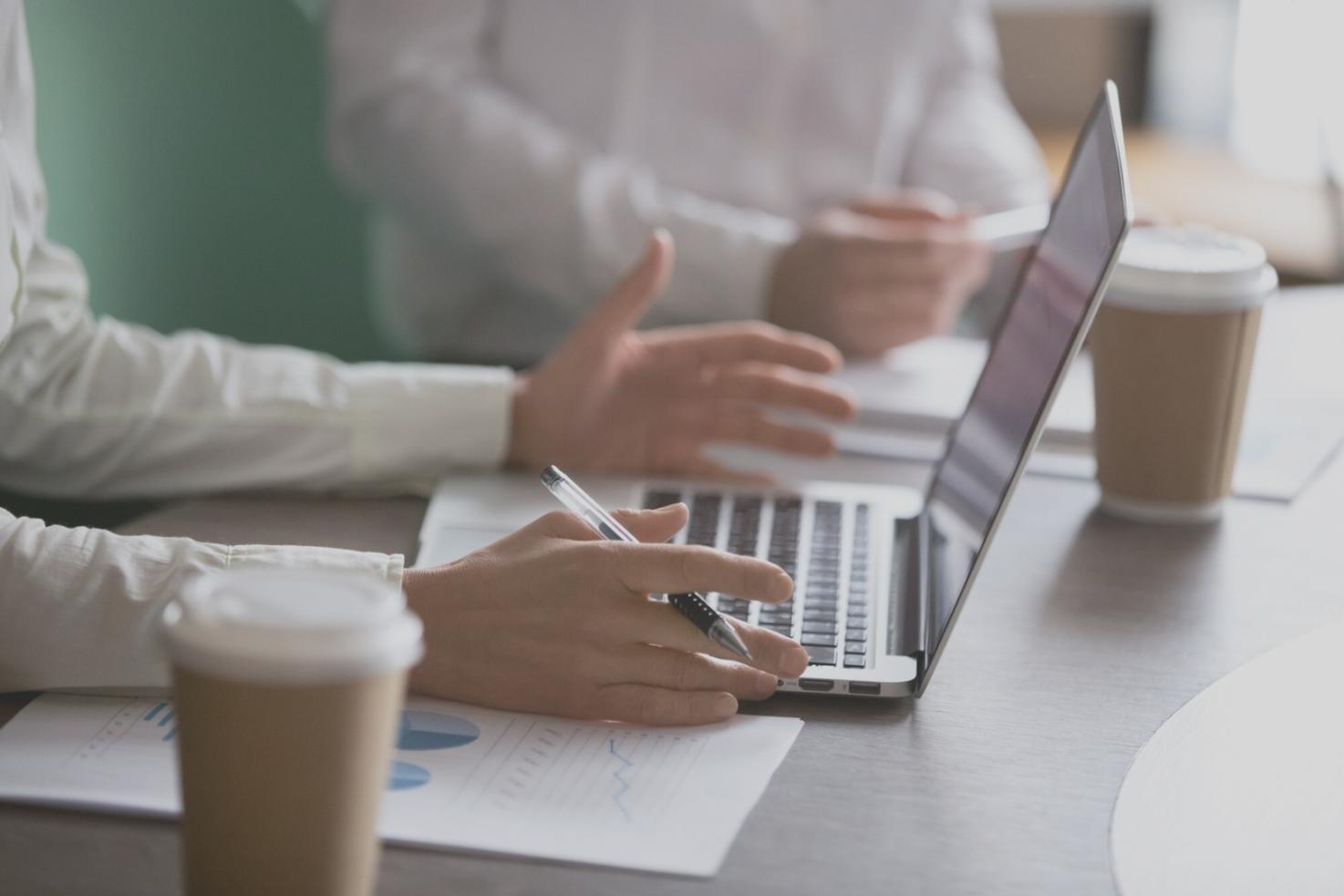 Séance de formation en analyse financière avec participants